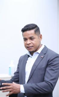 Visita à ONG “Programando o Futuro”, parceira responsável por receber os computadores descartados. Coordenador geral da instituição, Fábio Oliveira Paia