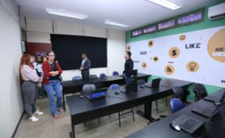 Visita à ONG “Programando o Futuro”, parceira responsável por receber os computadores descartados.