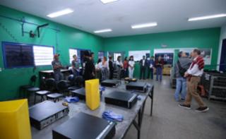 Visita à ONG “Programando o Futuro”, parceira responsável por receber os computadores descartados.