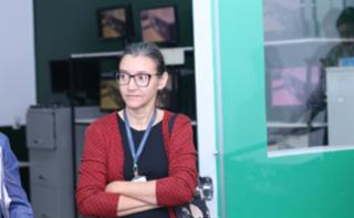 Visita à ONG “Programando o Futuro”, parceira responsável por receber os computadores descartados. Servidora, Karem Rodrigues