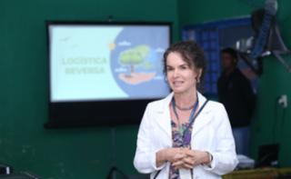 Visita à ONG “Programando o Futuro”, parceira responsável por receber os computadores descartados. Servidora, Carmen Mesquita