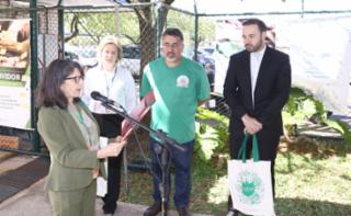 Inauguração da "EcoFeira - Orgânicos na Câmara". Estacionamento do Anexo IV. Servidora, Raquel Henkin. Servidora, Eliana Dias Ramagem. Presidente Sindicato Orgânicos, Pedro Sena e Diretor-Geral da Câmara dos Deputados, Guilherme Barbosa Brandão.