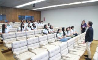 Apresentação de filme com tema sobre sustentabilidade. Freitas Nobre. Servidor, Alberdan Teles.