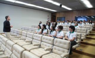 Apresentação de filme com tema sobre sustentabilidade. Freitas Nobre. Servidor, Alberdan Teles.