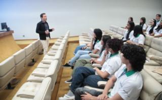 Apresentação de filme com tema sobre sustentabilidade. Freitas Nobre. Servidor, Alberdan Teles.