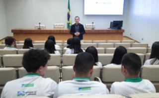 Apresentação de filme com tema sobre sustentabilidade. Servidor, Alberdan Teles.