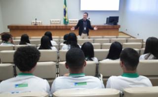 Apresentação de filme com tema sobre sustentabilidade. Servidor, Alberdan Teles.