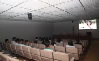 Apresentação de filme com tema sobre sustentabilidade. Freitas Nobre.