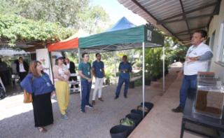 Viveiro aberto. Papo sobre compostagem com distribuição de mudas para participantes. Encarregado, Márcio.