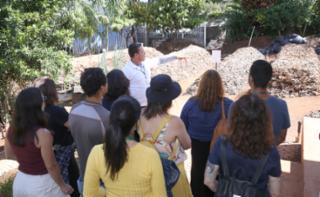 Viveiro aberto. Papo sobre compostagem com distribuição de mudas para participantes. Encarregado, Márcio.