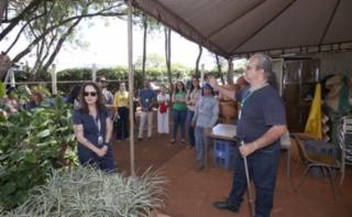Viveiro aberto. Papo sobre compostagem com distribuição de mudas para participantes. Chefe de gestão de áreas verdes, Paulo Barreiras.