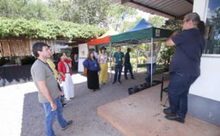 Viveiro aberto. Papo sobre compostagem com distribuição de mudas para participantes.