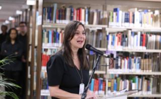 Sarau. Diretora da biblioteca da CD, Janice Silveira.