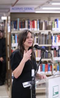 Sarau. Diretora da biblioteca da CD, Janice Silveira.