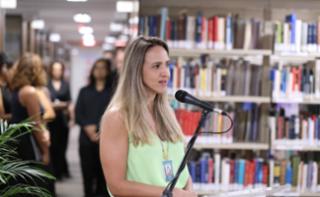 Sarau. Diretora Adjunta da CD, Amanda de Carvalho.