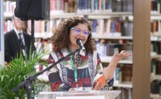 Sarau. Servidora da assessoria de imprensa - DIREX, Maria Amélia Elói.