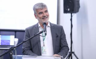 Cerimônia de Premiação do Concurso “Luz, Câmara, Emoção” e Lançamento de Fotolivro de mesmo título. Diretor do Centro de Documentação e Informação, Sergio Sampaio.