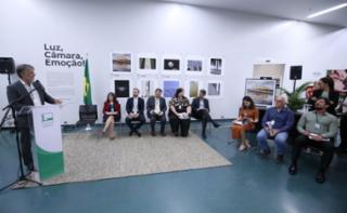 Cerimônia de Premiação do Concurso “Luz, Câmara, Emoção” e Lançamento de Fotolivro de mesmo título. Diretor do Centro de Documentação e Informação, Sergio Sampaio.