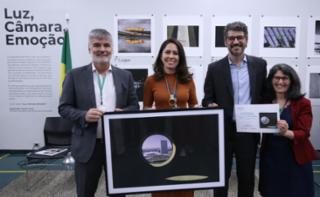 Cerimônia de Premiação do Concurso “Luz, Câmara, Emoção” e Lançamento de Fotolivro de mesmo título. Diretor do Centro de Documentação e Informação, Sergio Sampaio. Terceiro lugar, Cinthia Kerling Lima. Presidente SINDILEGIS, Alisson Sousa. Servidora, Raquel Henkin.