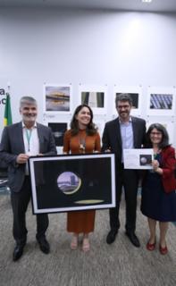 Cerimônia de Premiação do Concurso “Luz, Câmara, Emoção” e Lançamento de Fotolivro de mesmo título. Diretor do Centro de Documentação e Informação, Sergio Sampaio. Terceiro lugar, Cinthia Kerling Lima. Presidente SINDILEGIS, Alisson Sousa. Servidora, Raquel Henkin.