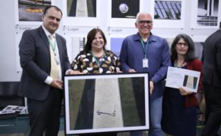 Cerimônia de Premiação do Concurso “Luz, Câmara, Emoção” e Lançamento de Fotolivro de mesmo título. Diretor-executivo de Comunicação e Mídias Digitais, Cláudio Araújo. Diretora da Edições Câmara, Ana Lígia Mendes. Segundo lugar, Mauro Sampaio. Servidora, Raquel Henkin.