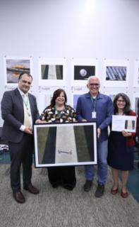 Cerimônia de Premiação do Concurso “Luz, Câmara, Emoção” e Lançamento de Fotolivro de mesmo título. Diretor-executivo de Comunicação e Mídias Digitais, Cláudio Araújo. Diretora da Edições Câmara, Ana Lígia Mendes. Segundo lugar, Mauro Sampaio. Servidora, Raquel Henkin.