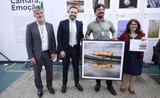Cerimônia de Premiação do Concurso “Luz, Câmara, Emoção” e Lançamento de Fotolivro de mesmo título. Diretor do Centro de Documentação e Informação, Sergio Sampaio. Diretor-Geral da Câmara dos Deputados, Guilherme Barbosa Brandão. Primeiro Lugar, Igor Kokay ferreira. Servidora, Raquel Henkin.