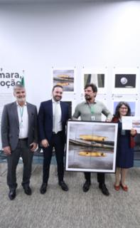 Cerimônia de Premiação do Concurso “Luz, Câmara, Emoção” e Lançamento de Fotolivro de mesmo título. Diretor do Centro de Documentação e Informação, Sergio Sampaio. Diretor-Geral da Câmara dos Deputados, Guilherme Barbosa Brandão. Primeiro Lugar, Igor Kokay ferreira. Servidora, Raquel Henkin.