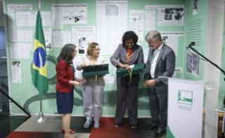 Abertura da Exposição Servidores Constituintes. Servidora, Raquel Henkin. Dep. Lídice da Mata (PSB-BA). Dep. Benedita da Silva (PT - RJ). Diretor do Centro de Documentação e Informação, Sergio Sampaio.