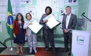 Abertura da Exposição Servidores Constituintes. Servidora, Raquel Henkin. Dep. Lídice da Mata (PSB-BA). Dep. Benedita da Silva (PT - RJ). Diretor do Centro de Documentação e Informação, Sergio Sampaio.