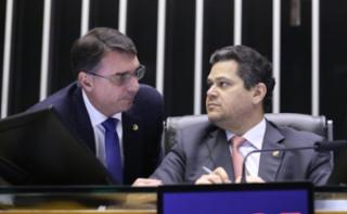 Votação de vetos presidenciais e PLN. Senador, Flávio Bolsonaro (RJ-PL). Presidente do Senado Federal, Davi Alcolumbre (UNIÃO - AP)