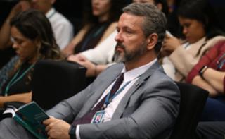 Apresentação da Política de Comunicação da Câmara dos Deputados. Diretor da Consultoria Legislativa e Secretário Executivo do Cedes - Câmara dos Deputados, Aurélio Guimarães Palos