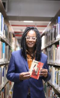 Bate-papo com o autor do livro “Toda Fúria”. Autor, Tom Farias.