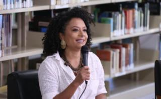 Bate-papo com o autor do livro “Toda Fúria”. Apresentadora, Maira Brito.