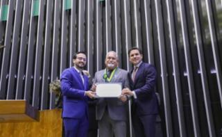 Entrega do Prêmio Mérito Legislativo. Dep. Lula da Fonte (PP - PE). Desembargador do Tribunal de Justiça do Distrito Federal, Demetrius Gomes Cavalcanti. Presidente da Câmara dos Deputados, Hugo Motta (REPUBLICANOS - PB)