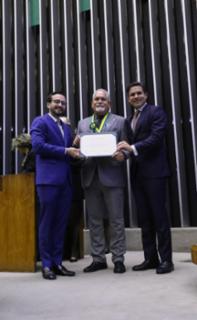 Entrega do Prêmio Mérito Legislativo. Dep. Lula da Fonte (PP - PE). Desembargador do Tribunal de Justiça do Distrito Federal, Demetrius Gomes Cavalcanti. Presidente da Câmara dos Deputados, Hugo Motta (REPUBLICANOS - PB)
