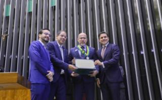 Entrega do Prêmio Mérito Legislativo. Dep. Lula da Fonte (PP - PE). Dep. Altineu Côrtes (PL - RJ). Representante do Departamento de Polícia Legislativa da Câmara dos Deputados, Jasson Rocha Rodrigues Junior. Presidente da Câmara dos Deputados, Hugo Motta (REPUBLICANOS - PB)