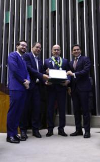 Entrega do Prêmio Mérito Legislativo. Dep. Lula da Fonte (PP - PE). Dep. Altineu Côrtes (PL - RJ). Representante do Departamento de Polícia Legislativa da Câmara dos Deputados, Jasson Rocha Rodrigues Junior. Presidente da Câmara dos Deputados, Hugo Motta (REPUBLICANOS - PB)
