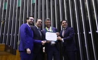 Entrega do Prêmio Mérito Legislativo. Dep. Lula da Fonte (PP - PE). Dep. Elmar Nascimento (UNIÃO - BA). Fundador e Presidente do Grupo Granja Faria, Ricardo Castellar de Faria. Presidente da Câmara dos Deputados, Hugo Motta (REPUBLICANOS - PB).