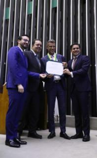 Entrega do Prêmio Mérito Legislativo. Dep. Lula da Fonte (PP - PE). Dep. Elmar Nascimento (UNIÃO - BA). Fundador e Presidente do Grupo Granja Faria, Ricardo Castellar de Faria. Presidente da Câmara dos Deputados, Hugo Motta (REPUBLICANOS - PB).