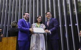 Entrega do Prêmio Mérito Legislativo. Dep. Lula da Fonte (PP - PE). Diretora de Políticas de Educação
	do Campo e Educação Escolar Indígena, Maria do Socorro Silva. Presidente da Câmara dos Deputados, Hugo Motta (REPUBLICANOS - PB).