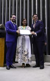 Entrega do Prêmio Mérito Legislativo. Dep. Lula da Fonte (PP - PE). Diretora de Políticas de Educação
	do Campo e Educação Escolar Indígena, Maria do Socorro Silva. Presidente da Câmara dos Deputados, Hugo Motta (REPUBLICANOS - PB).