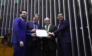 Entrega do Prêmio Mérito Legislativo. Dep. Lula da Fonte (PP - PE). Dep. Nilto Tatto (PT - SP). Coordenador da Casa de
	Governo da Presidência da República em Boa Vista/RR, Nilton Luis Godoy Tubino. Presidente da Câmara dos Deputados, Hugo Motta (REPUBLICANOS - PB).