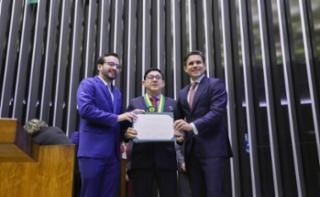 Entrega do Prêmio Mérito Legislativo. Dep. Lula da Fonte (PP - PE). Desembargador do TRF-5ª Região, Francisco Roberto Machado. Presidente da Câmara dos Deputados, Hugo Motta (REPUBLICANOS - PB).
