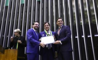 Entrega do Prêmio Mérito Legislativo. Dep. Lula da Fonte (PP - PE). Juiz Auxiliar do Superior Tribunal de Justiça, Stênio José de Sousa Neiva Coêlho. Presidente da Câmara dos Deputados, Hugo Motta (REPUBLICANOS - PB).