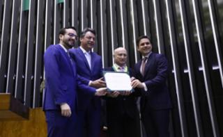 Entrega do Prêmio Mérito Legislativo. Dep. Lula da Fonte (PP - PE). Dep. Sergio Souza (MDB - PR). Ex-deputado e ex-Ministro da Justiça e Segurança Pública, Osmar José Serraglio. Presidente da Câmara dos Deputados, Hugo Motta (REPUBLICANOS - PB)