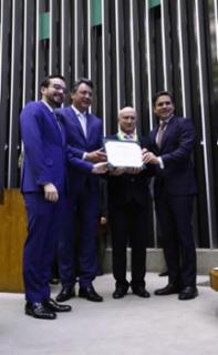 Entrega do Prêmio Mérito Legislativo. Dep. Lula da Fonte (PP - PE). Dep. Sergio Souza (MDB - PR). Ex-deputado e ex-Ministro da Justiça e Segurança Pública, Osmar José Serraglio. Presidente da Câmara dos Deputados, Hugo Motta (REPUBLICANOS - PB)
