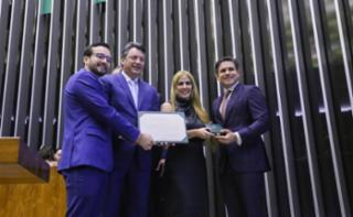 Entrega do Prêmio Mérito Legislativo. Dep. Lula da Fonte (PP - PE). Dep. Sérgio Souza (MDB - PR). Representando Luciano Marcos de Carvalho (in memoriam), Débora Márcia de Carvalho. Presidente da Câmara dos Deputados, Hugo Motta (REPUBLICANOS - PB).