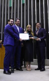 Entrega do Prêmio Mérito Legislativo. Dep. Lula da Fonte (PP - PE). Dep. Sérgio Souza (MDB - PR). Representando Luciano Marcos de Carvalho (in memoriam), Débora Márcia de Carvalho. Presidente da Câmara dos Deputados, Hugo Motta (REPUBLICANOS - PB).