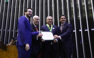 Entrega do Prêmio Mérito Legislativo. Dep. Lula da Fonte (PP - PE). Dep. Antonio Carlos Rodrigues (PL - SP). Advogado, Dázio Vasconcelos. Presidente da Câmara dos Deputados, Hugo Motta (REPUBLICANOS - PB)